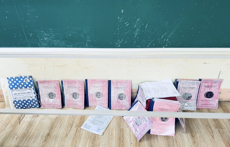 Chứng kiến những mất mát mà thầy trò vùng lũ phải gánh chịu, đoàn viên thanh niên Vietsovpetro không khỏi xúc động.