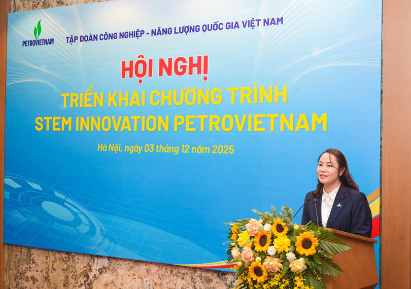 Đồng chí Vũ Thị Thu Hương, Phó Trưởng Ban Truyền thông và Văn hóa doanh nghiệp Petrovietnam báo cáo tiến độ và lộ trình triển khai chương trình "STEM Innovation Petrovietnam".