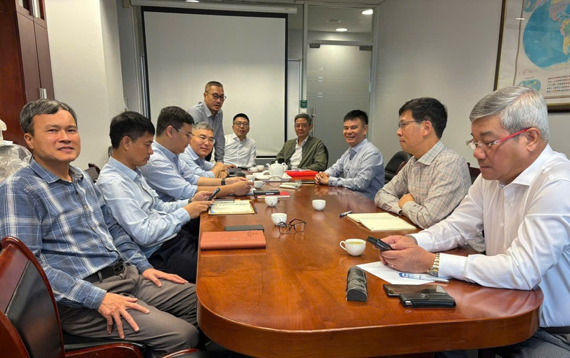 Đồng chí Đỗ Chí Thanh, Ủy viên Ban Thường vụ Đảng ủy, Phó Tổng Giám đốc Petrovietnam sinh hoạt tại Chi bộ Quản lý Đầu tư, thuộc Đảng bộ Ban Kinh tế Đầu tư. Tại buổi sinh hoạt, cùng với các nội dung triển khai, các đảng viên kiểm tra, theo dõi các nội dung trên Sổ tay đảng viên điện tử.