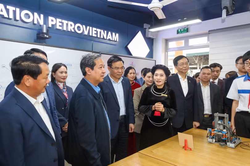 Đồng chí Nguyễn Kim Sơn - Ủy viên Trung ương Đảng, Bộ trưởng Bộ GD&amp;ĐT và các đồng chí lãnh đạo tham quan phòng giáo dục thực hành STEM do Petrovietnam tài trợ tại Trường THCS Lê Quý Đôn (Tuyên Quang)