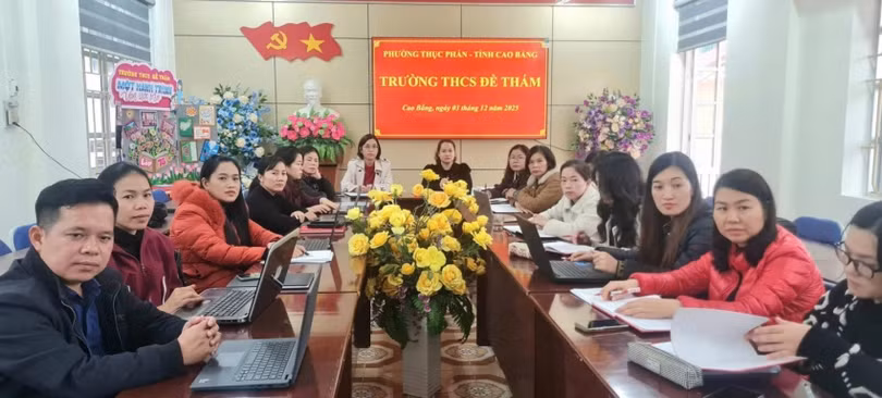 Thầy cô tham dự tại các điểm cầu trực tuyến