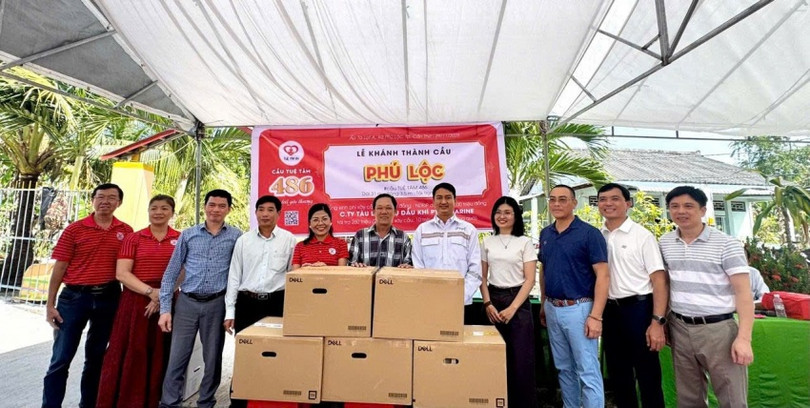 PTSC Marine tài trợ 5 bộ máy tính, máy in cho chính quyền địa phương và nhiều phần quà cho người dân có hoàn cảnh khó khăn