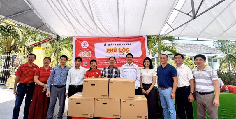 PTSC Marine tài trợ 5 bộ máy tính, máy in cho chính quyền địa phương và nhiều phần quà cho người dân có hoàn cảnh khó khăn