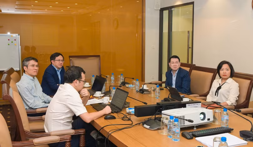 Đồng chí Phạm Tuấn Anh, Ủy viên Ban Chấp hành Đảng bộ, Thành viên HĐTV Petrovietnam sinh hoạt tại Chi bộ Ban Chiến lược.