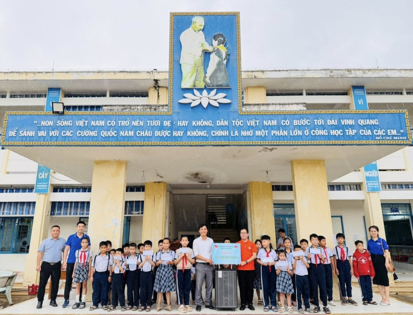 Đồng chí Hoàng Thanh Bình - Bí thư Đoàn Thanh niên Vietsovpetro trao tặng quà cho thầy trò Trường Tiểu học số 2 Nhơn Bình.