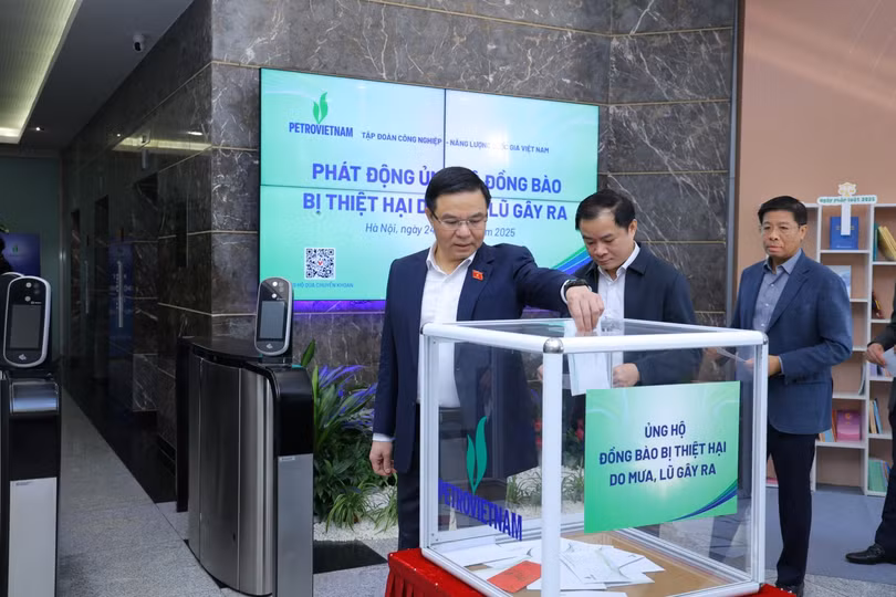 Đồng chí Lê Mạnh Hùng - Bí thư Đảng ủy, Chủ tịch HĐTV Petrovietnam và các đồng chí lãnh đạo Tập đoàn quyên góp ủng hộ đồng bào miền Trung, Tây Nguyên bị ảnh hưởng bởi mưa lũ, kịp thời chia sẻ, hỗ trợ bà con gặp thiên tai.