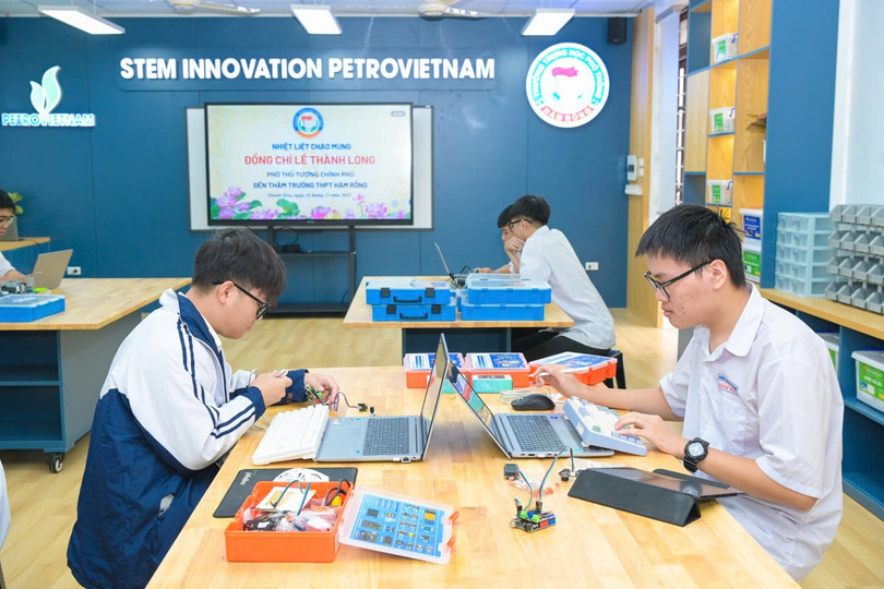 Mỗi phòng STEM được trang bị đồng bộ 6 khối chức năng gồm: cơ sở vật chất; máy móc gia công - thiết bị chuyên dụng; dụng cụ và thiết bị học tập theo chủ đề; học liệu kết nối thông minh; hệ thống học liệu bản cứng - bản mềm; cùng hệ thống sổ sách phục vụ công tác tổ chức, quản lý.