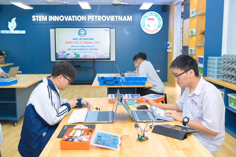 Mỗi phòng STEM được trang bị đồng bộ 6 khối chức năng gồm: cơ sở vật chất; máy móc gia công - thiết bị chuyên dụng; dụng cụ và thiết bị học tập theo chủ đề; học liệu kết nối thông minh; hệ thống học liệu bản cứng - bản mềm; cùng hệ thống sổ sách phục vụ công tác tổ chức, quản lý.