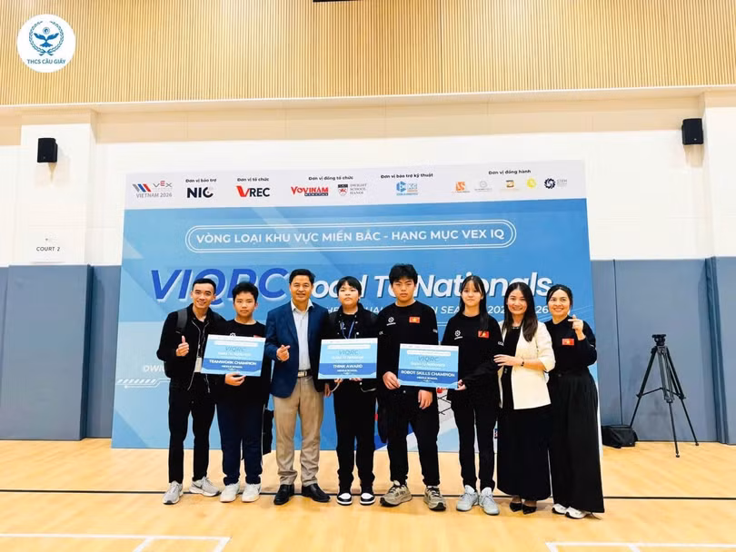 Việc hình thành 100 phòng thực hành giáo dục STEM được kỳ vọng sẽ trở thành "100 trung tâm lan tỏa tri thức", là nơi học sinh được trải nghiệm đầy đủ các cấp độ STEM: từ phổ cập - nâng cao đến đổi mới sáng tạo. Ảnh: Đội SuperNova của Trường THCS Cầu Giấy xuất sắc giành giải nhất Liên minh bảng THCS và giải ý tưởng tại Giải vô địch quốc gia Việt Nam VEX Robotics 2026 - Vòng khu vực miền Bắc diễn ra tại Hà Nội.