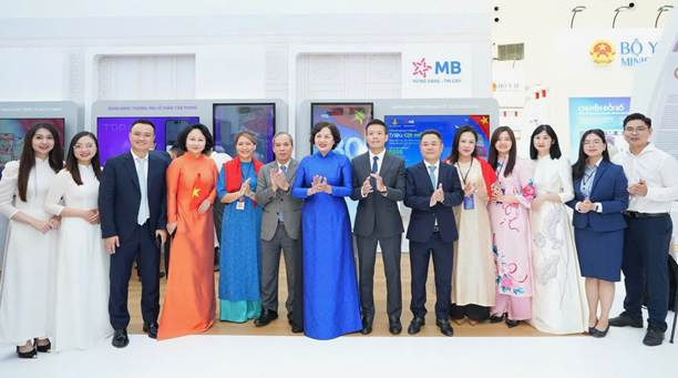 (Thống đốc NHNN Nguyễn Thị Hồng chụp ảnh lưu niệm cùng lãnh đạo và cán bộ MB tại Triển lãm thành tự đất nước A80)