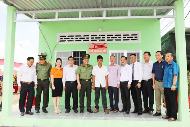 Lãnh đạo Bộ Công an, tỉnh Bạc Liêu và đại diện Tập đoàn T&amp;T Group, Ngân hàng SHB dự khánh thành nhà của hộ dân được hỗ trợ