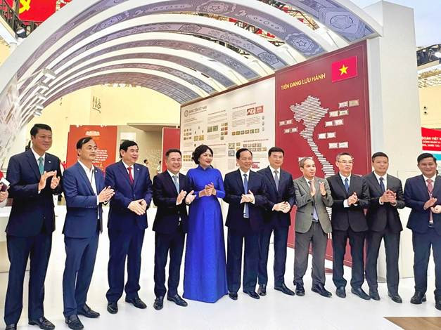 Thống đốc NHNN cùng các lãnh đạo ngành Ngân hàng đồng hành tại Triển lãm “Thành tựu đất nước A80”