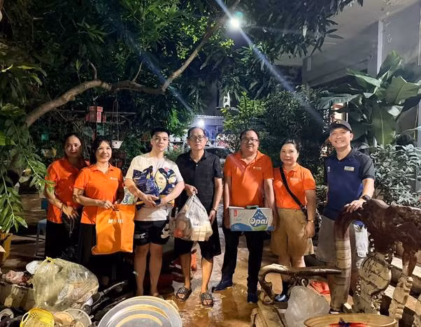 Đoàn cứu trợ khẩn cấp của SHB nhanh chóng có mặt tại Thái Nguyên để trao quà cho người dân