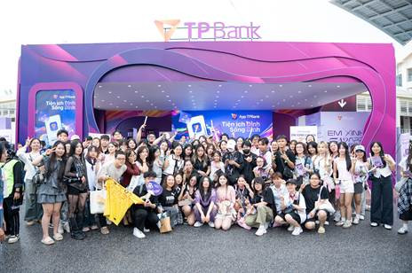 Không chỉ đưa“Em Xinh” LyHan tới giao lưu cùng khán giả tại booth…