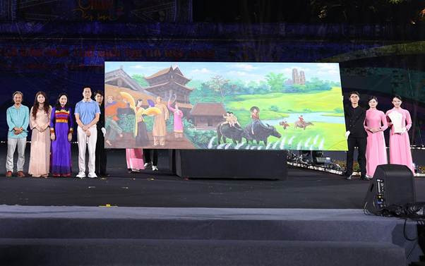 Đại diện Tập đoàn T&amp;T Group và Ngân hàng SHB đấu giá thành công bức tranh của họa sĩ Ngô Bá Hoàng với giá 1 tỷ đồng