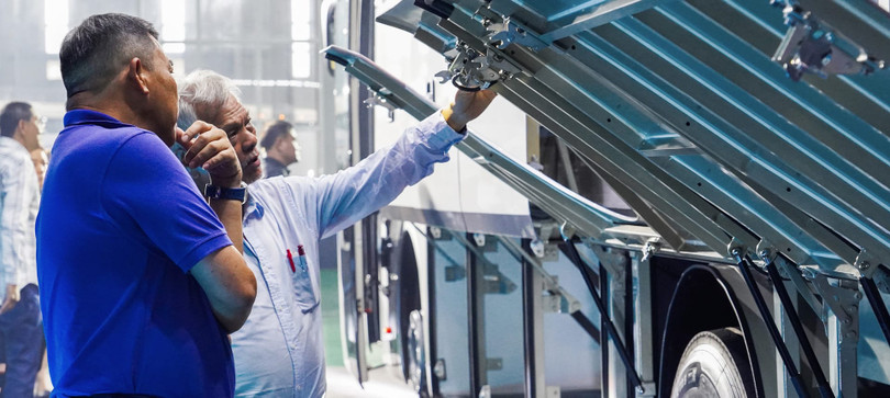 Các nhà phân phối xe bus Mercedes-Benz tại Singapore, Malaysia, Philippines và khách hàng tại Thái Lan tham quan, trải nghiệm lái thử xe