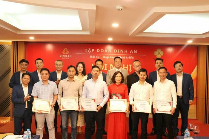 Vinh danh các cán bộ, nhân viên hoàn thành xuất sắc nhiệm vụ.