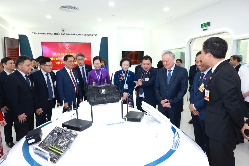 26.5 hó Thủ tướng Thường trực Nguyễn Hòa Bình và các đại biểu tham quan khu trưng bày sản phẩm dịch vụ.jpg