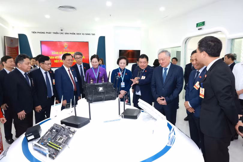 26.5 hó Thủ tướng Thường trực Nguyễn Hòa Bình và các đại biểu tham quan khu trưng bày sản phẩm dịch vụ.jpg