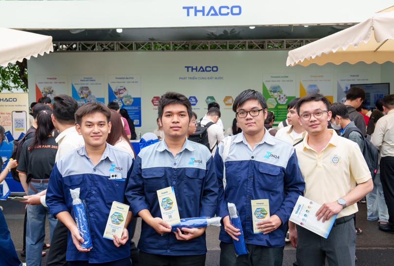 Gần 900 sinh viên hào hứng tham gia minigame “Tìm hiểu về THACO” và hoạt động check-in nhận quà tại gian hàng