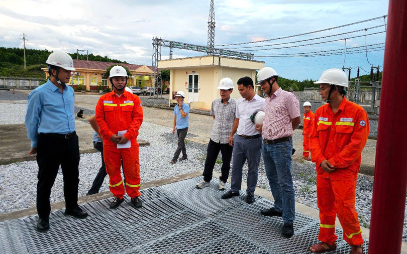 Phó Tổng giám đốc EVNNPT Lưu Việt Tiến và đoàn công tác kiểm tra công tác chuẩn bị ứng phó với bão số 11 tại Trạm biến áp 220kV Hải Hà
