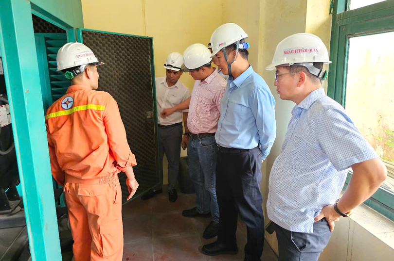Phó Tổng giám đốc EVNNPT Lưu Việt Tiến và đoàn công tác kiểm tra nguồn điện dự phòng tại Trạm biến áp 500kV Quảng Ninh