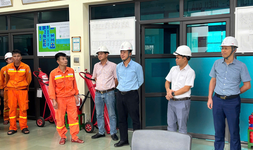 Phó Tổng giám đốc EVNNPT Lưu Việt Tiến nghe báo cáo tình hình vận hành và chuẩn bị ứng phó bão số 11 tại Phòng điều khiển Trạm biến áp 500kV Quảng Ninh