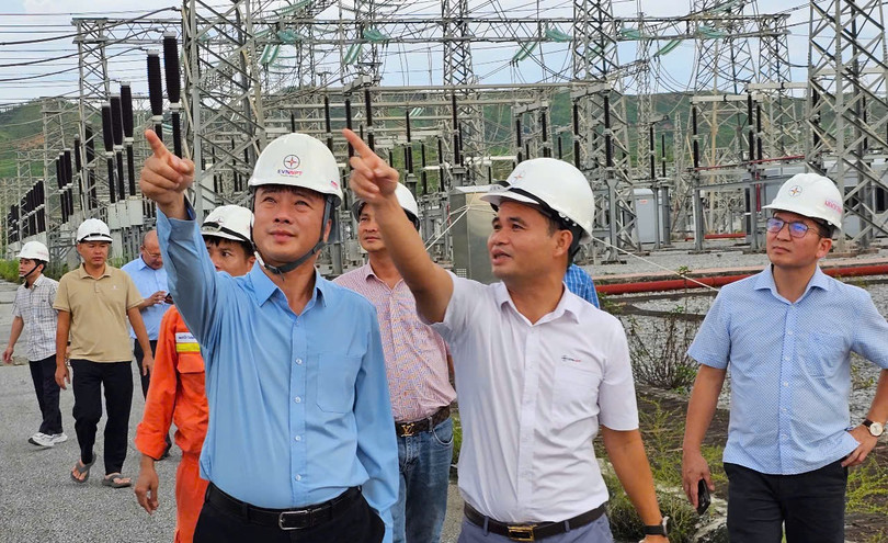 Phó Tổng giám đốc EVNNPT Lưu Việt Tiến và đoàn công tác kiểm tra công tác chuẩn bị ứng phó với bão số 11 tại Trạm biến áp 500kV Quảng Ninh