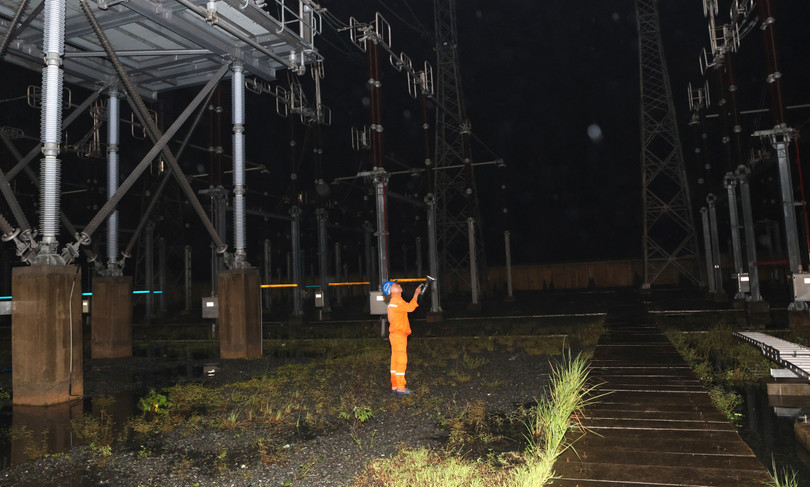 Ngay sau khi bão đi qua, khi đủ điều kiện an toàn, nhân viên vận hành Trạm biến áp 500kV Quảng Trạch kiểm tra thiết bị bị ảnh hưởng bởi bão số 10