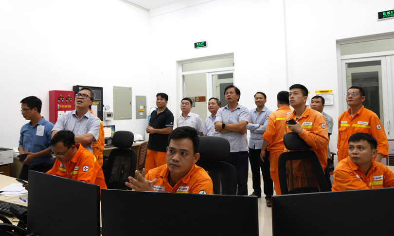 Tổng giám đốc EVNNPT Phạm Lê Phú cùng lãnh đạo PTC2 trực chỉ huy ứng phó bão số 10 tại Trạm biến áp 500kV Quảng Trạch