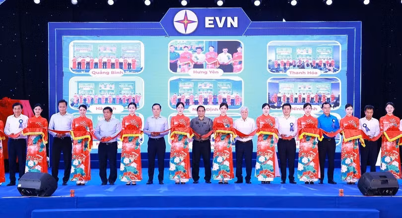 Thủ tướng Chính phủ Phạm Minh Chính và các đại biểu cắt băng khánh thành Dự án đường dây 500kV mạch 3 từ Quảng Trạch đến Phố Nối (29/8/2024) - ảnh minh họa