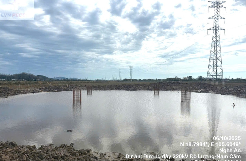 Nhiều vị trí móng bị ngập nước do ảnh hưởng bởi mưa bão gây khó khăn trong công tác thi công