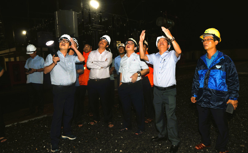 Ngay sau khi bão đi qua, khi đủ điều kiện an toàn, lãnh đạo EVNNPT cùng lãnh đạo PTC2 kiểm tra thiết bị bị ảnh hưởng bởi bão số 10 tại Trạm biến áp 500kV Quảng Trạch