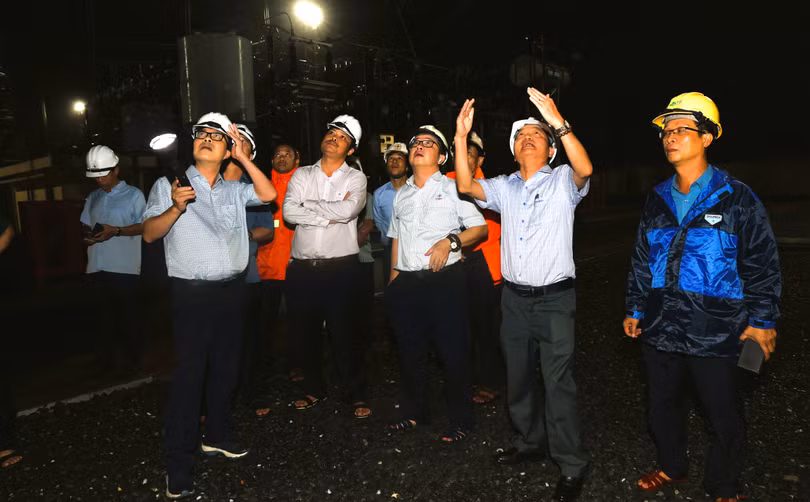 Ngay sau khi bão đi qua, khi đủ điều kiện an toàn, lãnh đạo EVNNPT cùng lãnh đạo PTC2 kiểm tra thiết bị bị ảnh hưởng bởi bão số 10 tại Trạm biến áp 500kV Quảng Trạch