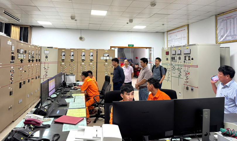 Phó Tổng giám đốc EVNNPT Lưu Việt Tiến cùng lãnh đạo PTC1 trực chỉ huy ứng phó bão số 10 tại Trạm biến áp 500kV Hà Tĩnh