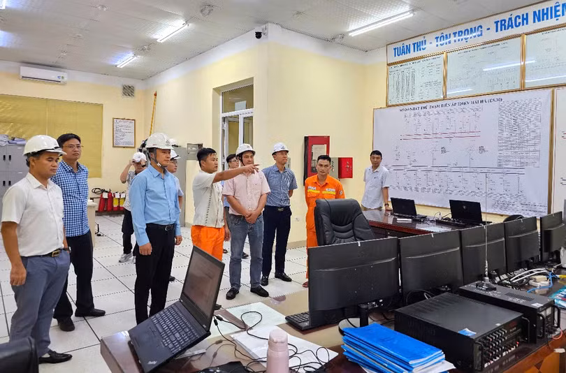 Phó Tổng giám đốc EVNNPT Lưu Việt Tiến nghe báo cáo tình hình vận hành và chuẩn bị ứng phó bão số 11 tại Phòng điều khiển Trạm biến áp 220kV Hải Hà