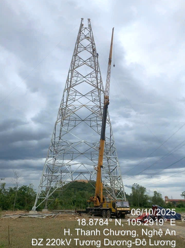 Thi công dựng cột Dự án đường dây 220kV Tương Dương – Đô Lương