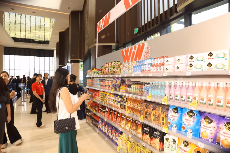 Khách mời trải nghiệm hệ thống cửa hàng WIN với thông điệp “Trọn vẹn điều bạn cần - All you need” tại sự kiện ĐHĐCD Masan 2024. (1).JPG