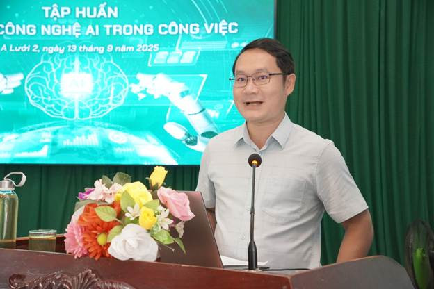 Đồng chí Phan Duy Khanh – Phó Bí thư Đảng uỷ - Chủ tịch HĐND A Lưới 2 phát biểu khai mạc buổi tập huấn