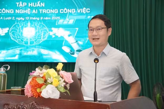 Đồng chí Phan Duy Khanh – Phó Bí thư Đảng uỷ - Chủ tịch HĐND A Lưới 2 phát biểu khai mạc buổi tập huấn