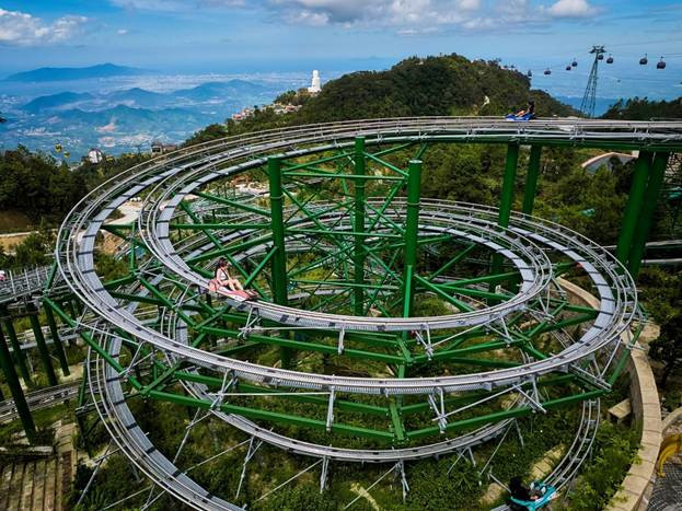 Máng trượt luôn có sức cuốn hút đặc biệt với du khách đến Bà Nà