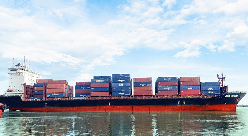 Những container đầy hàng được xếp lên tàu CNC PLUTO