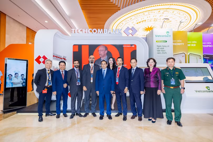 Thủ tướng Phạm Minh Chính tham quan gian hàng triển lãm của Techcombank tại Ngày Chuyển đổi số 2025 (1).jpg