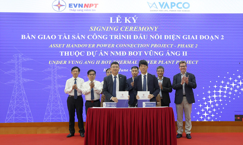 Tổng giám đốc EVNNPT Phạm Lê Phú (bên trái) và Tổng giám đốc VAPCO - Go Fukushima ký biên bản tiếp nhận, bàn giao trước sự chứng kiến của lãnh đạo 2 bên