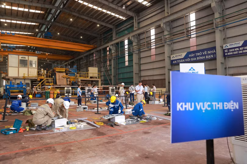 Các thí sinh chuẩn bị cho phần thi điện