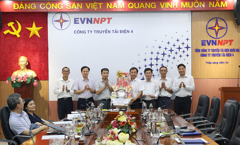 Chủ tịch HĐTV EVNNPT Nguyễn Tuấn Tùng và Chủ tịch Công đoàn EVNNPT Trịnh Tuấn Sơn cùng lãnh đạo PTC4 đã tặng quà, động viên người lao động Đội TTĐ Đồng Nai