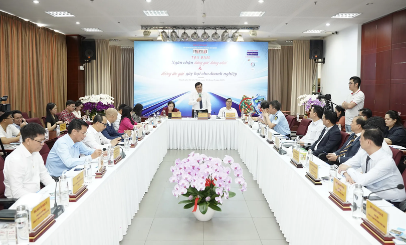 Ông Nguyễn Thái Bình, Phó Tổng biên tập báo Pháp Luật TP.HCM, phát biểu khai mạc tọa đàm