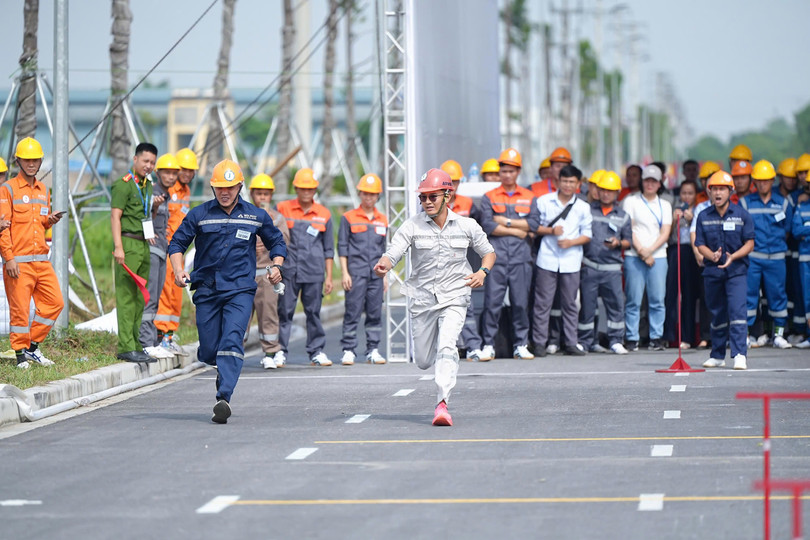 Các thí sinh nhận đc sự cổ vũ nhiệt tình của đồng đội