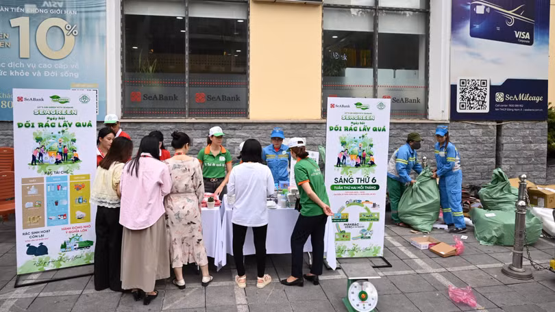 SeABank tổ chức “Ngày hội đổi rác lấy quà” - Lan tỏa lối sống xanh vì Hà Nội sạch đẹp