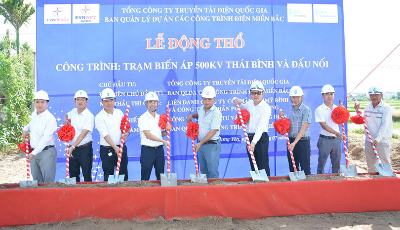 Đại diện các đơn vị liên quan thực hiện nghi thức triển khai thi công dự án